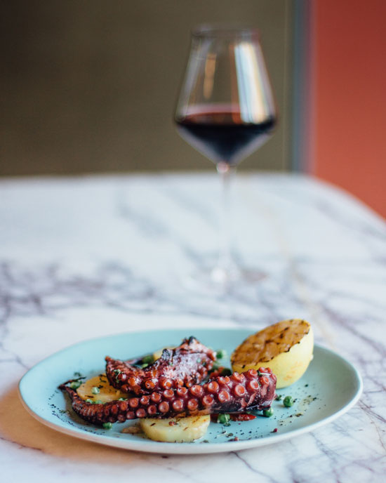 Comer pulpo, gambas y langostinos en verano